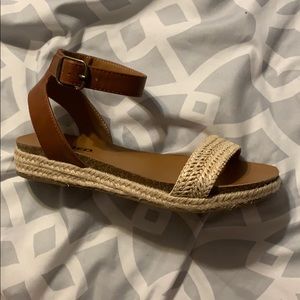 Tacoma flat form sandals